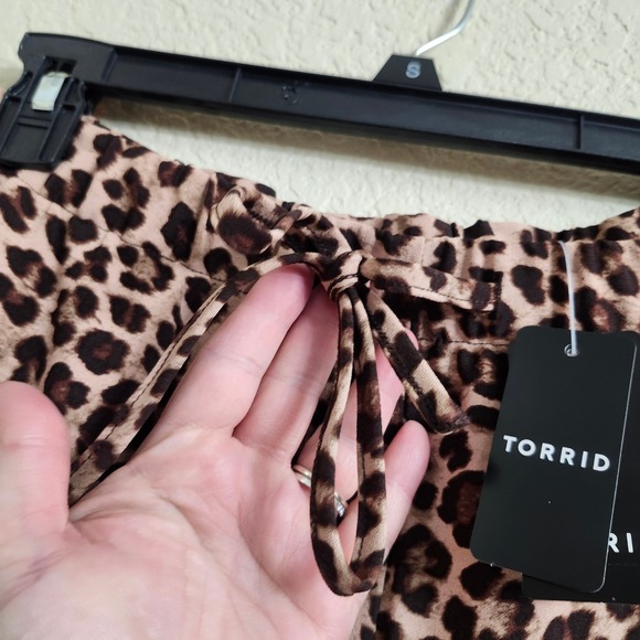 NEW Torrid Size 1 SHORT Leopard Crepe High Rise Wide Leg Studio Pants 1X - Picture 7 of 16